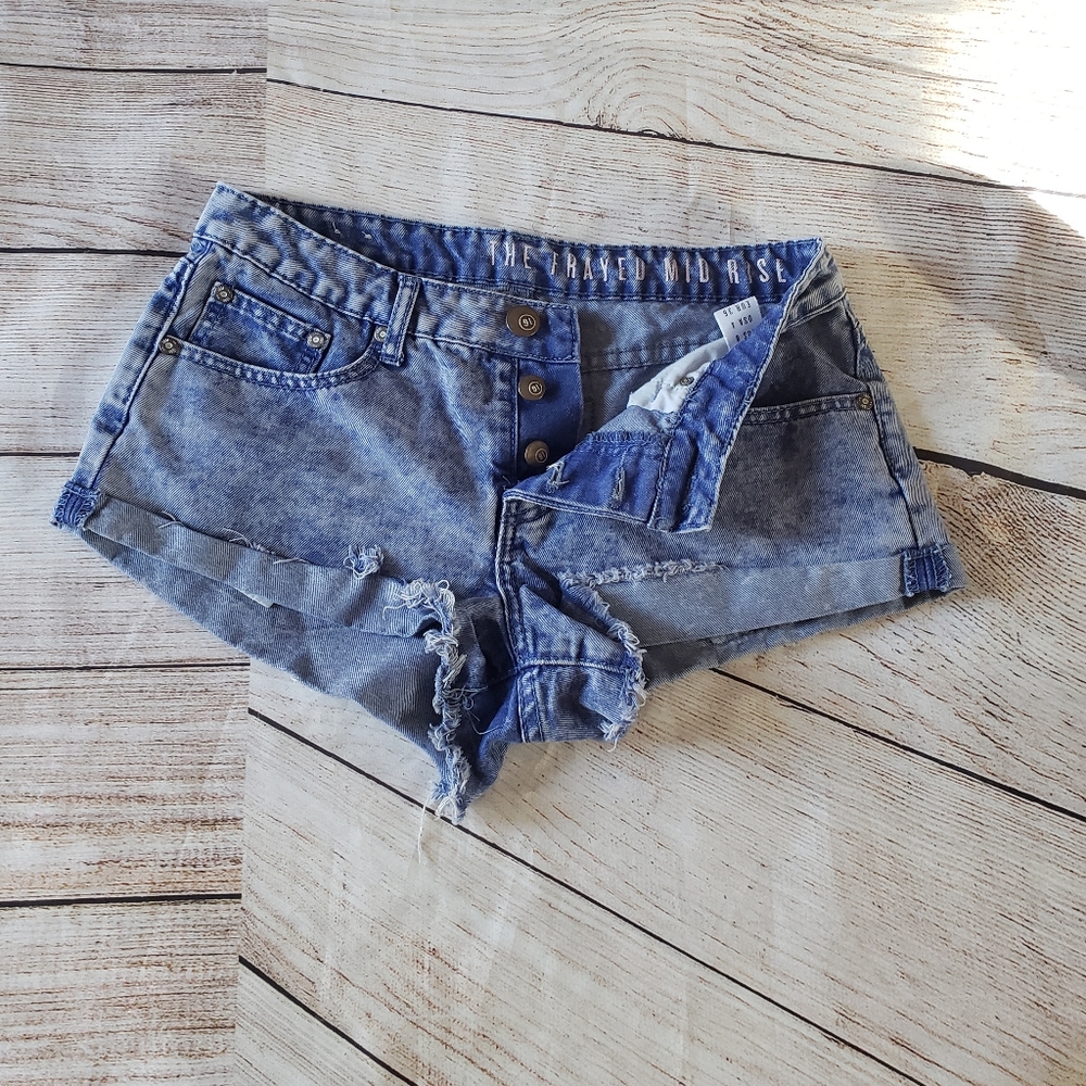 Cotton on the frayed mid rise shorts
